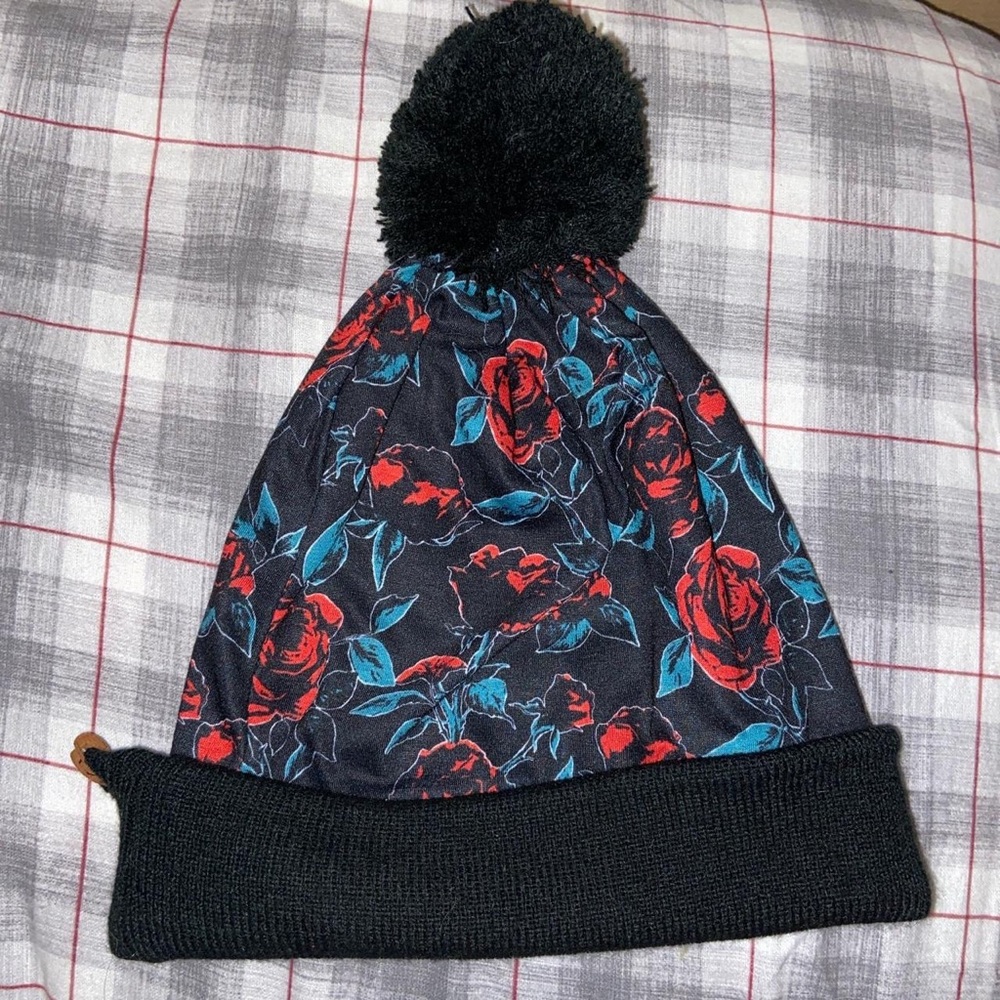 Black rose-patterned toboggan with pom pom